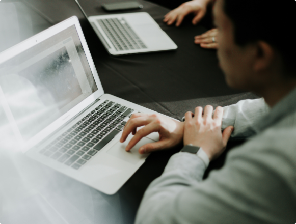 Mensen aan het werk op laptops
